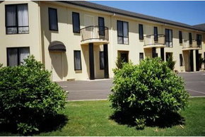 Hopkins House Motel & Apartments - Accommodation Cooktown 2