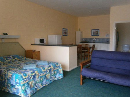 Penguin Holiday Apartments - Accommodation Cooktown 0