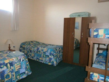 Penguin Holiday Apartments - Accommodation Cooktown 2