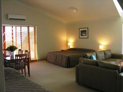Banjo Paterson Inn - Accommodation Cooktown 2