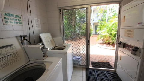 Coconut Grove Holiday Apartments - Accommodation Cooktown 3