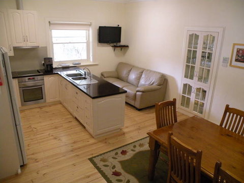 MacDonnell House (Naracoorte Cottages) - Accommodation Cooktown 2