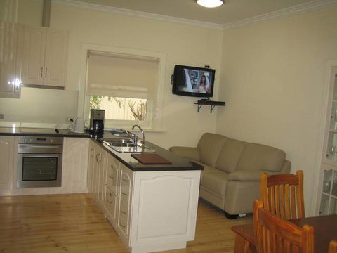MacDonnell House (Naracoorte Cottages) - Accommodation Cooktown 3
