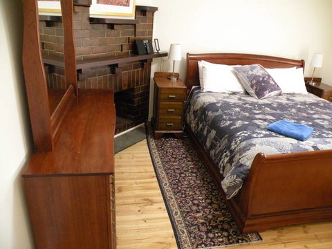 MacDonnell House (Naracoorte Cottages) - Accommodation Cooktown 4