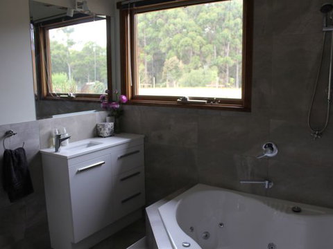 Eagle's Roost Farmstay B&B - Accommodation Cooktown 2