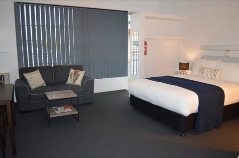 Penguin Seaside Motel - Accommodation Cooktown 0