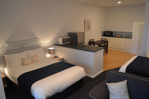 Penguin Seaside Motel - Accommodation Cooktown 1