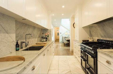 Stylish Interiors In The Bay - Accommodation Cooktown 4