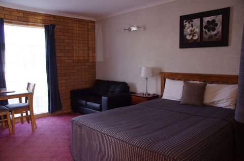 Centrepoint Motel - Accommodation Cooktown 0