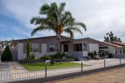 Chrissie's Palace - Accommodation Cooktown 0