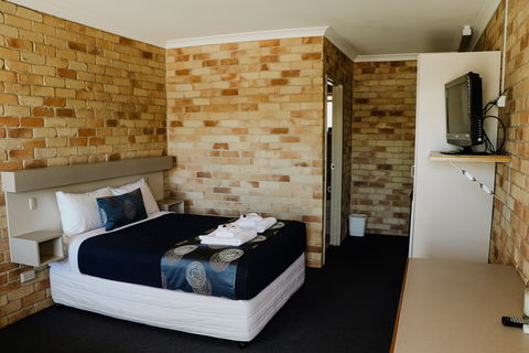 The Australian Hotel Motel - Accommodation Cooktown 2