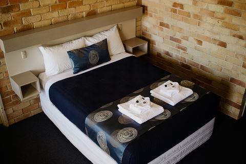 The Australian Hotel Motel - Accommodation Cooktown 3