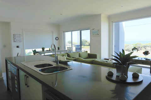 Horizons Part Of Blue Fin Holiday Homes - Accommodation Cooktown 1