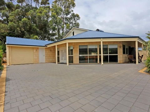 Falcon By The Bay - Accommodation Cooktown 1