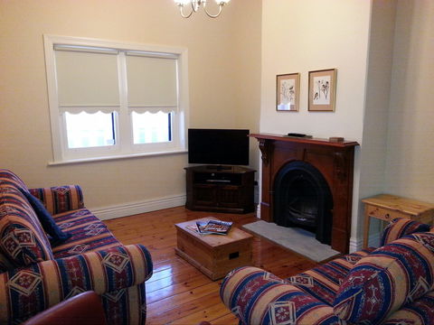 Phoenix Cottage - Accommodation Cooktown 1
