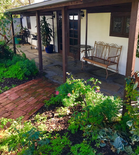 3 Divas Accommodation - The Moscato Cottage - Accommodation Cooktown 0