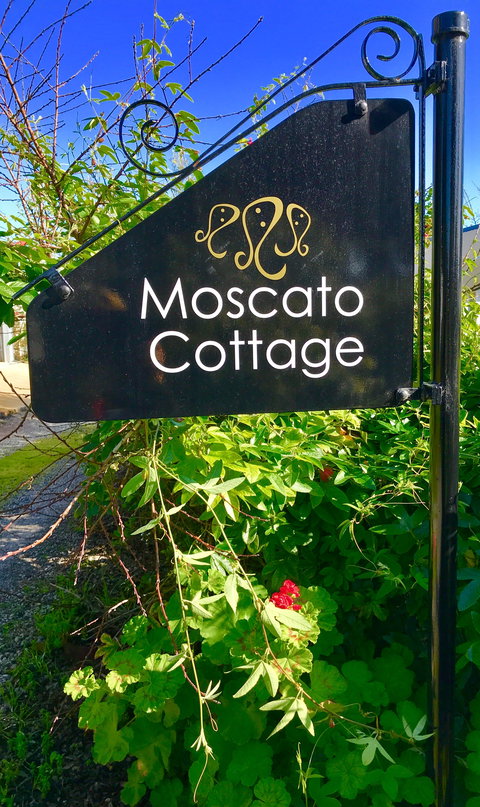 3 Divas Accommodation - The Moscato Cottage - Accommodation Cooktown 1