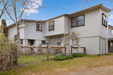 Le Chateau - Accommodation Cooktown 0