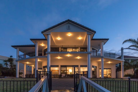Port Lincoln Marina Luxury Escape - Accommodation Cooktown 0