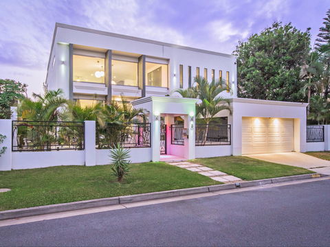 Riviera Waters Broadbeach - Vogue Holiday Homes - Accommodation Cooktown 0