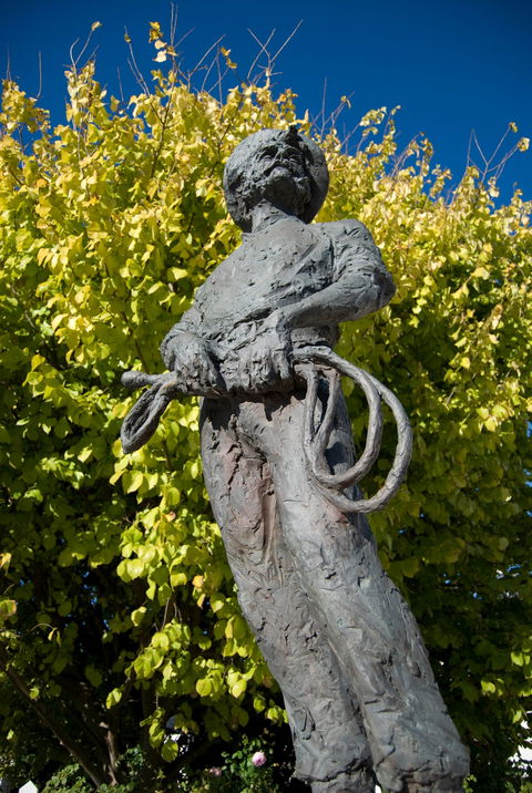 Alexander Cameron Statue - Accommodation Cooktown 1