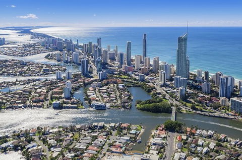 Gold Coast Airport Transfers : Gold Coast City To Airport OOL In Luxury Car - Accommodation Cooktown 4