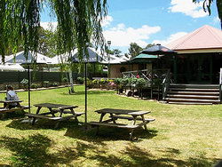 Oakbank Hotel - Accommodation Cooktown 3