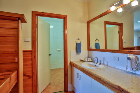 Kimberley Hotel Halls Creek - Accommodation Cooktown 6