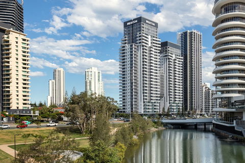 Meriton Suites Broadbeach, Gold Coast - Accommodation Cooktown 2