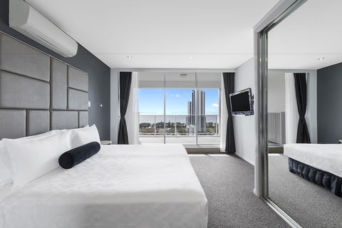 Meriton Suites Broadbeach, Gold Coast - Accommodation Cooktown 6