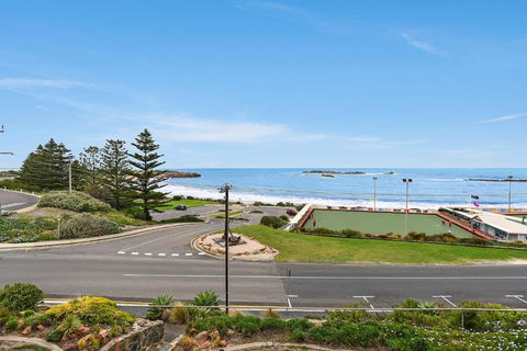 The Dolphins Beachfront Apartments - Accommodation Cooktown 6
