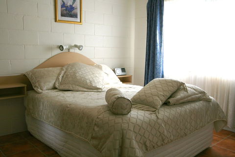 Lake Edge Holiday Units - Accommodation Cooktown 5