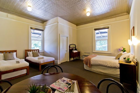Deloraine Hotel - Accommodation Cooktown 3