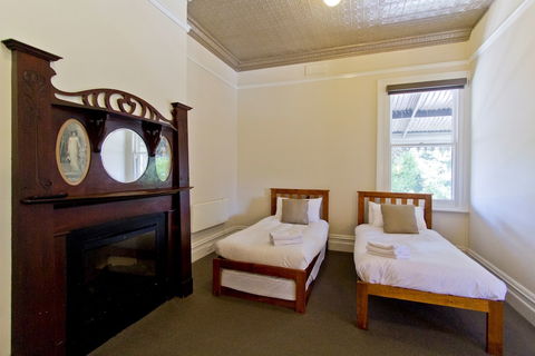 Deloraine Hotel - Accommodation Cooktown 0