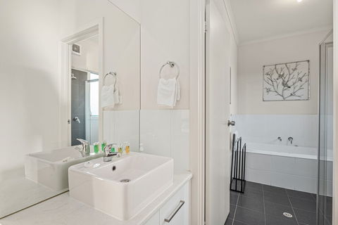 Oceans Eight - Accommodation Cooktown 2
