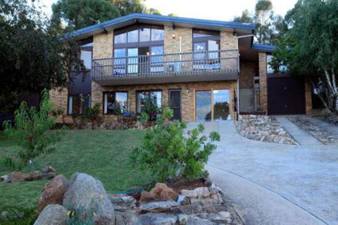 Alpine Apartment Great Location With Views Of Lake Jindabyne - Accommodation Cooktown 0