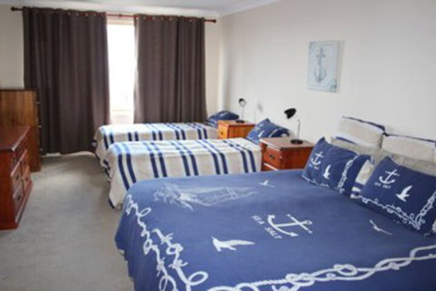 Beulahs Beach House At Stockton - Accommodation Cooktown 0