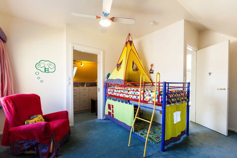 KELLY, 3BDR Northcote House - Accommodation Cooktown 1