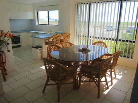 Hi Surf Unit 2 92 Head Street Forster - Accommodation Cooktown 3