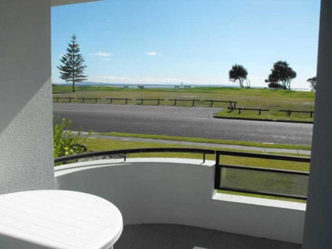 Hi Surf Unit 2 92 Head Street Forster - Accommodation Cooktown 6