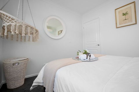 AUJOY 4 Bed Townhouse Burwood 2 - Accommodation Cooktown 5