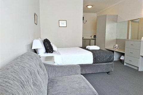 Fantasia Glenelg Studio Apartments - Accommodation Cooktown 7