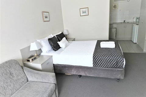 Fantasia Glenelg Studio Apartments - Accommodation Cooktown 5