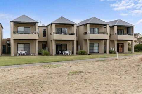 Front 9 Then Dine 3 / 61 St. Andrews Boulevard - Accommodation Cooktown 5