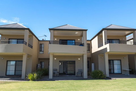 Front 9 Then Dine 3 / 61 St. Andrews Boulevard - Accommodation Cooktown 2