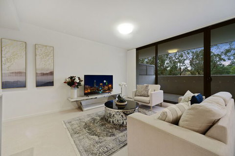 HomeHotel Spacious Luxury Apt Next To Shopping - Accommodation Cooktown 1