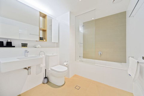 HomeHotel Spacious Luxury Apt Next To Shopping - Accommodation Cooktown 2