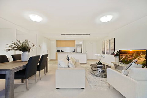 HomeHotel Spacious Luxury Apt Next To Shopping - Accommodation Cooktown 3