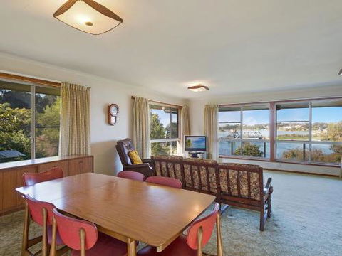 2 Water Crescent Retro Haven - Accommodation Cooktown 5