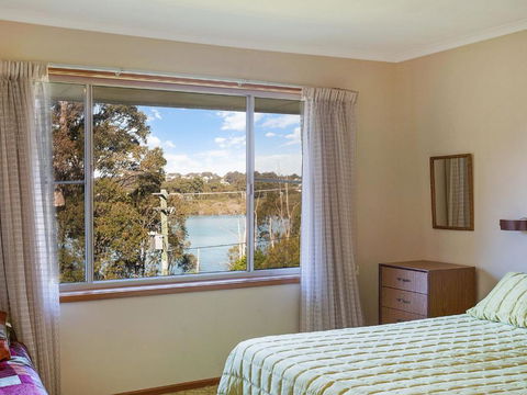 2 Water Crescent Retro Haven - Accommodation Cooktown 4